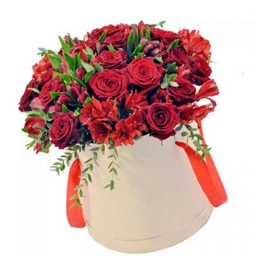 Красные розы в шляпной коробке "Пристрасть"